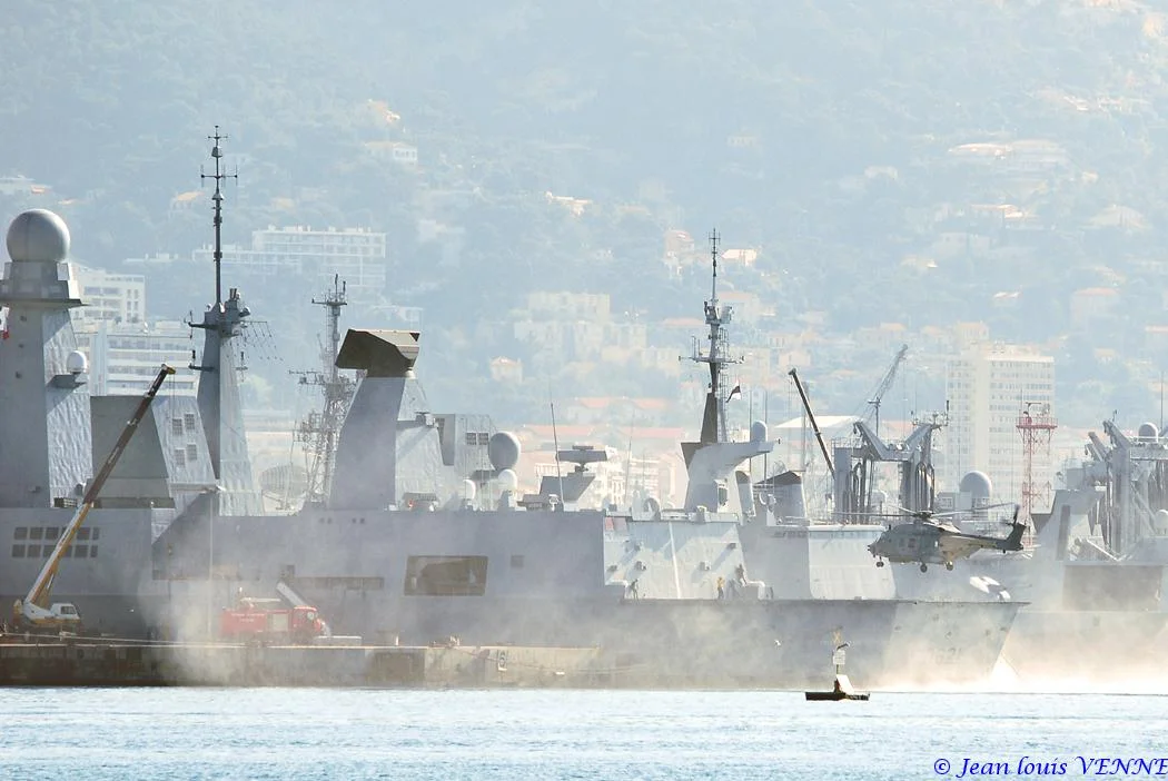 Appontage d’un NH90 sur le Chevalier-Paul