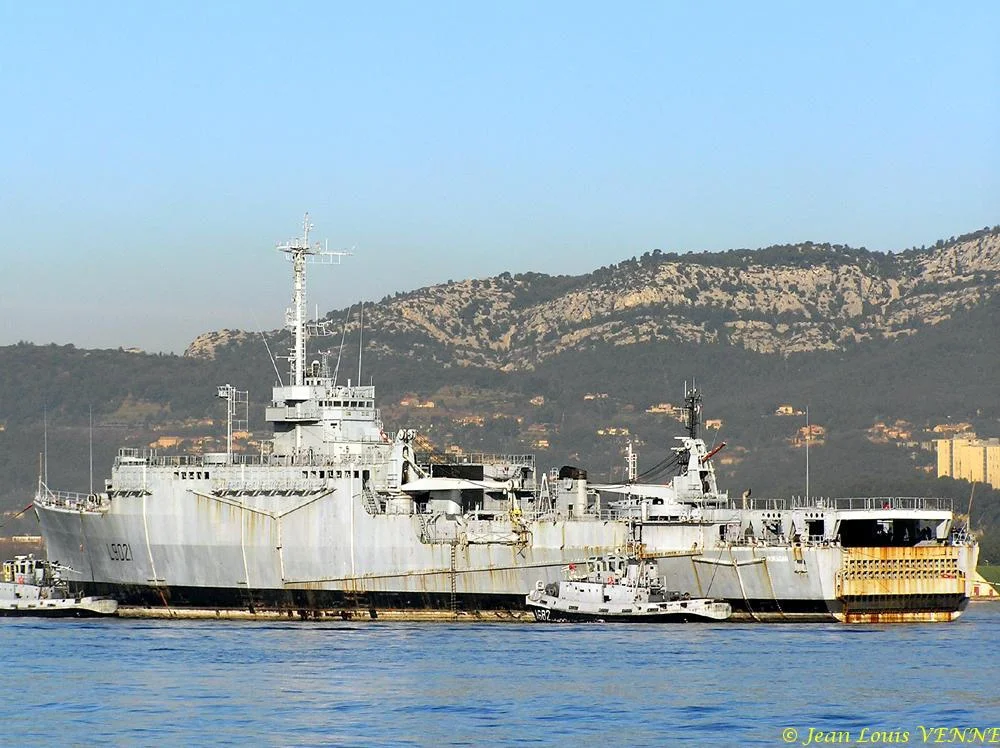 L'ex-Ouragan transféré dans le port de Bregaillon