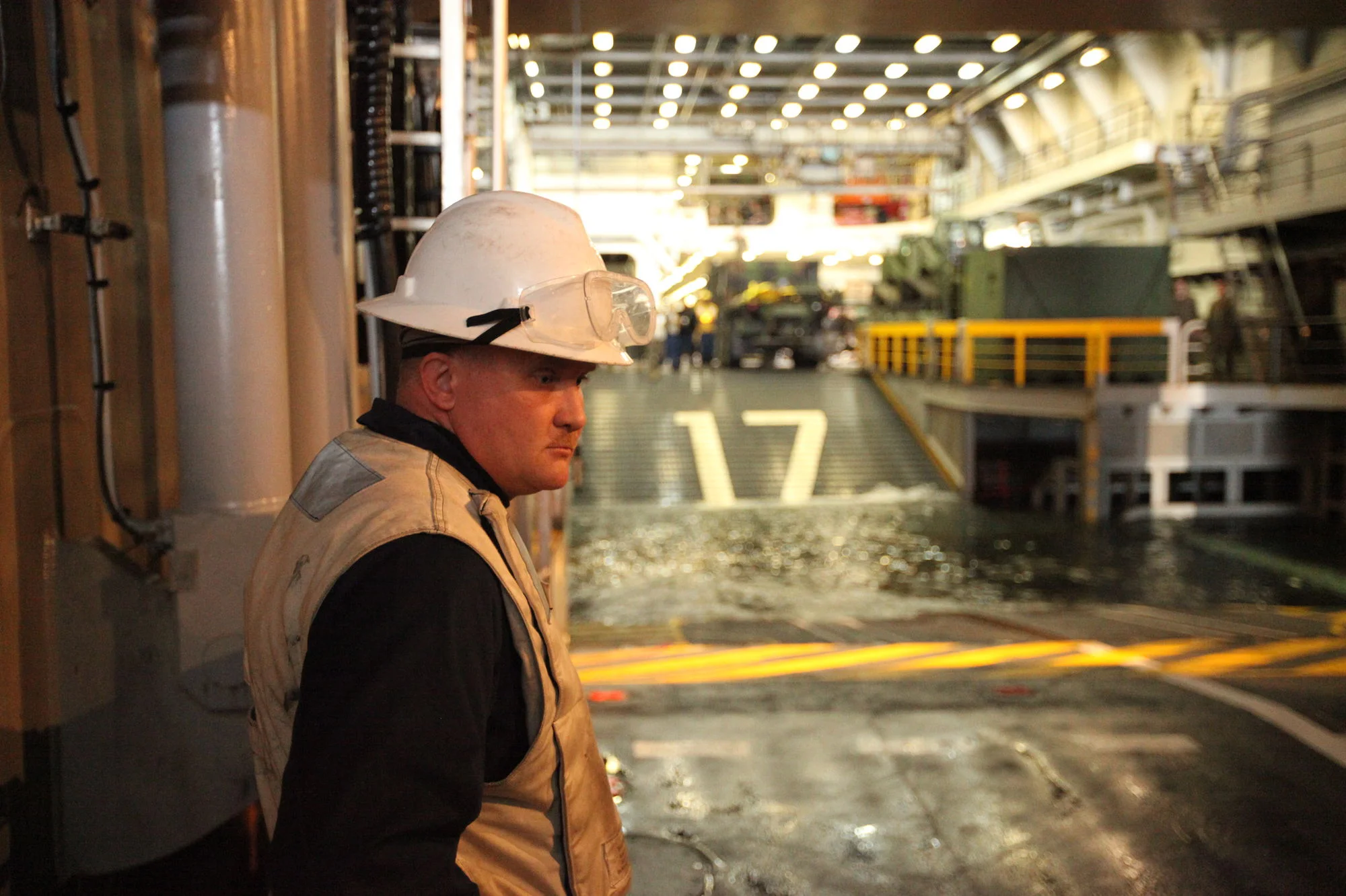 Un bosco de l'US Navy surveille l'arrivée de l'EDAR