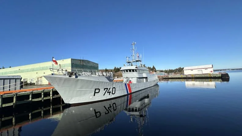 Le patrouilleur Fulmar à quai dans le port de Marystown (province de Terre-Nauve, Canada)