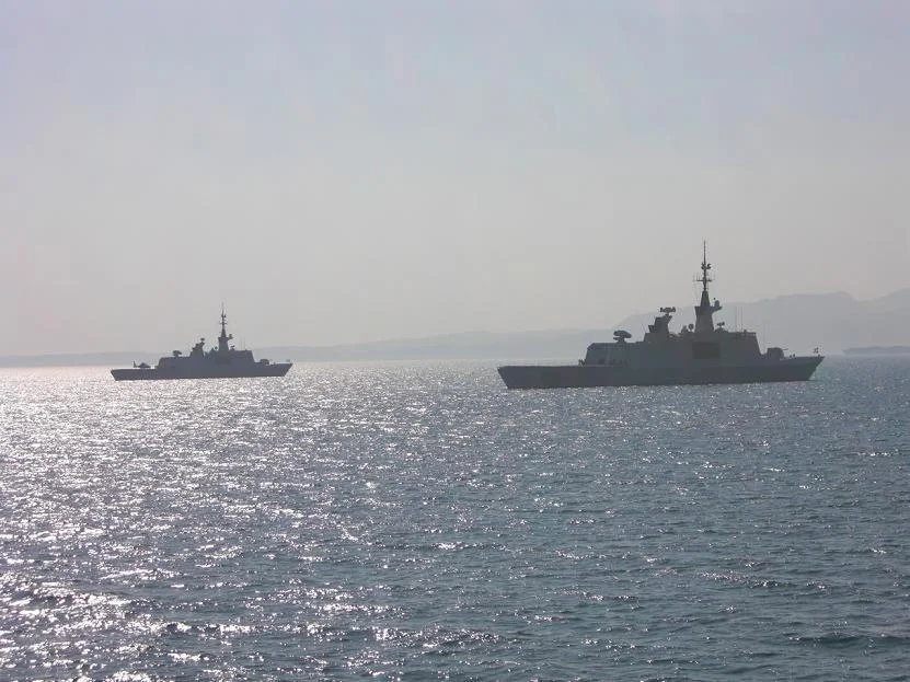 Courbet et Surcouf se passent la suite en mer