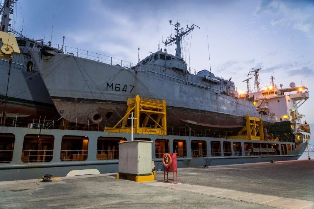 Les 2 chasseurs de mines sur le pont du navire affrété