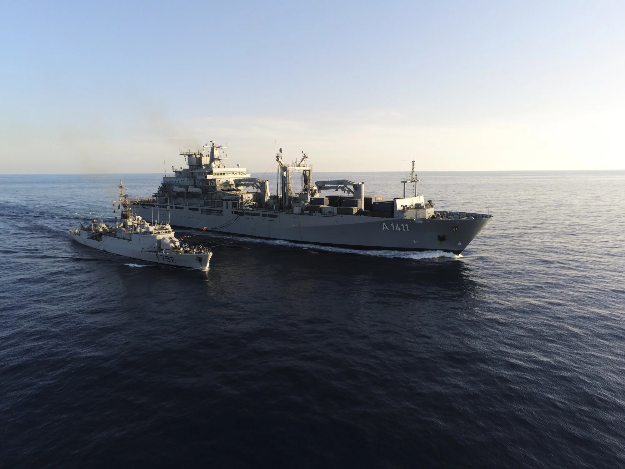 Le patrouilleur PM L’Her se ravitaille auprès du raviltailleur allemand Berlin