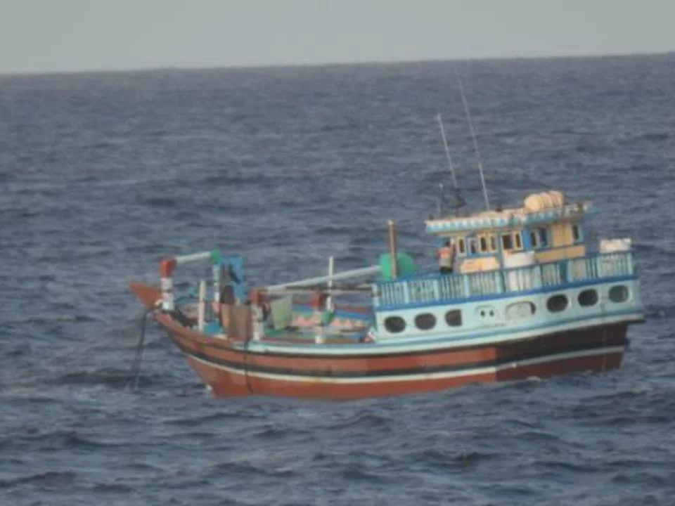 Le boutre demandant assistance et transportant de la drogue