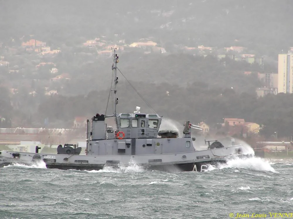 Un remorqueur dans la tempête