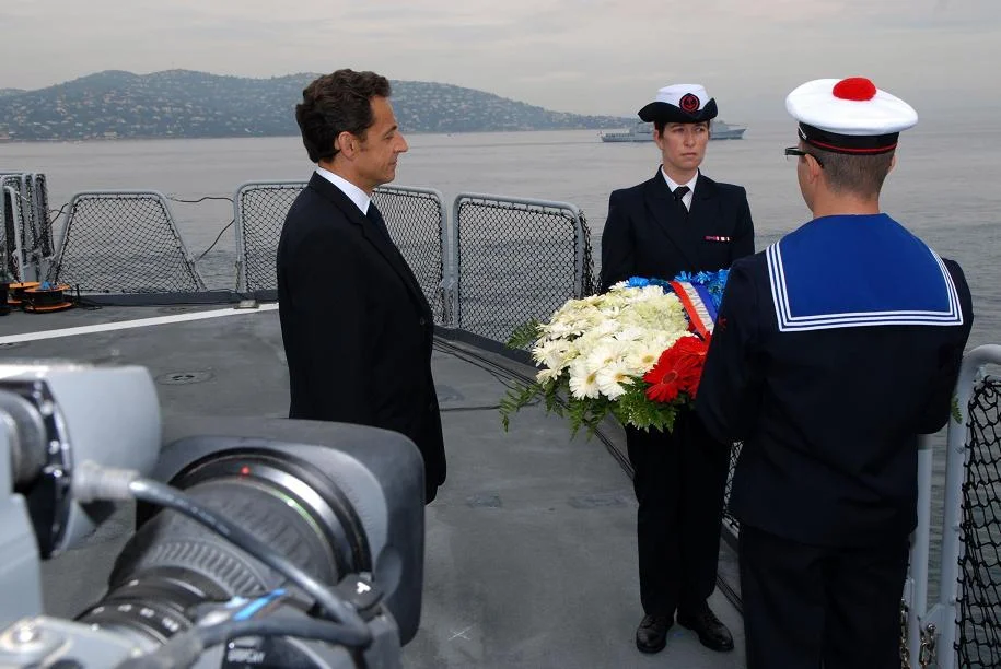 Le président jette la gerbe à la mer