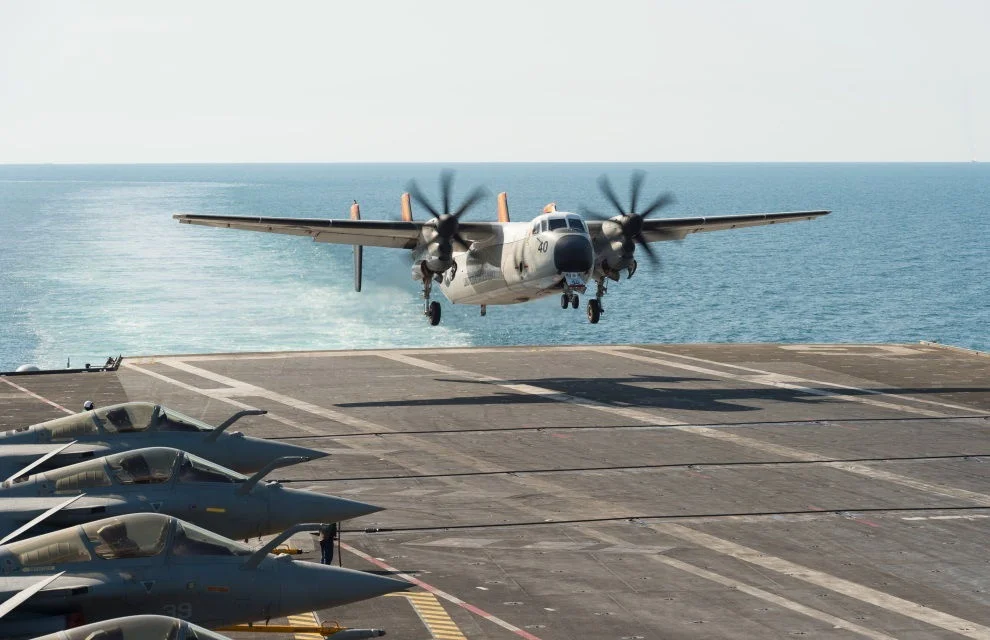 Un avion C-2A Greyhound de l'US Navy se pose sur le Charles de Gaulle