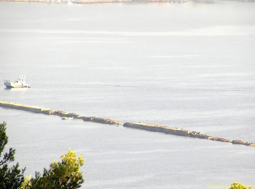 La jetée qui protège la rade de Toulon