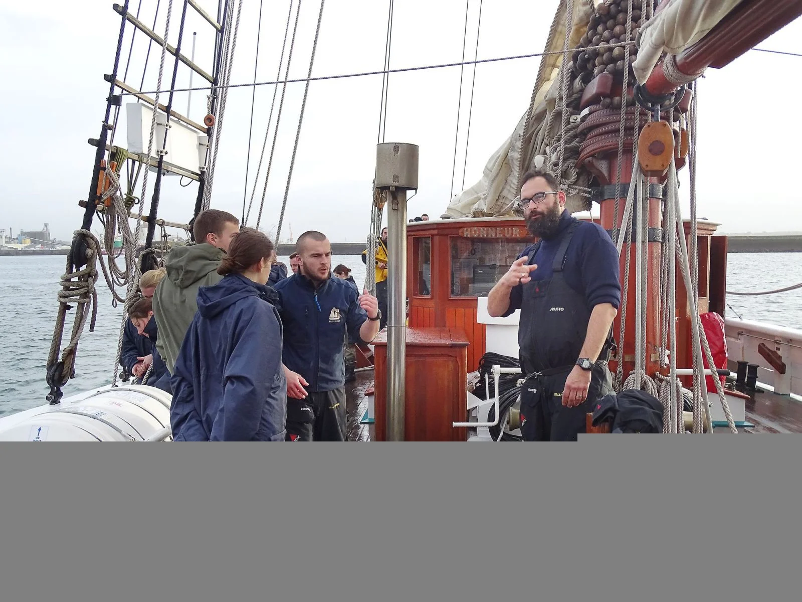 Le chef de bordée donne ses ordres