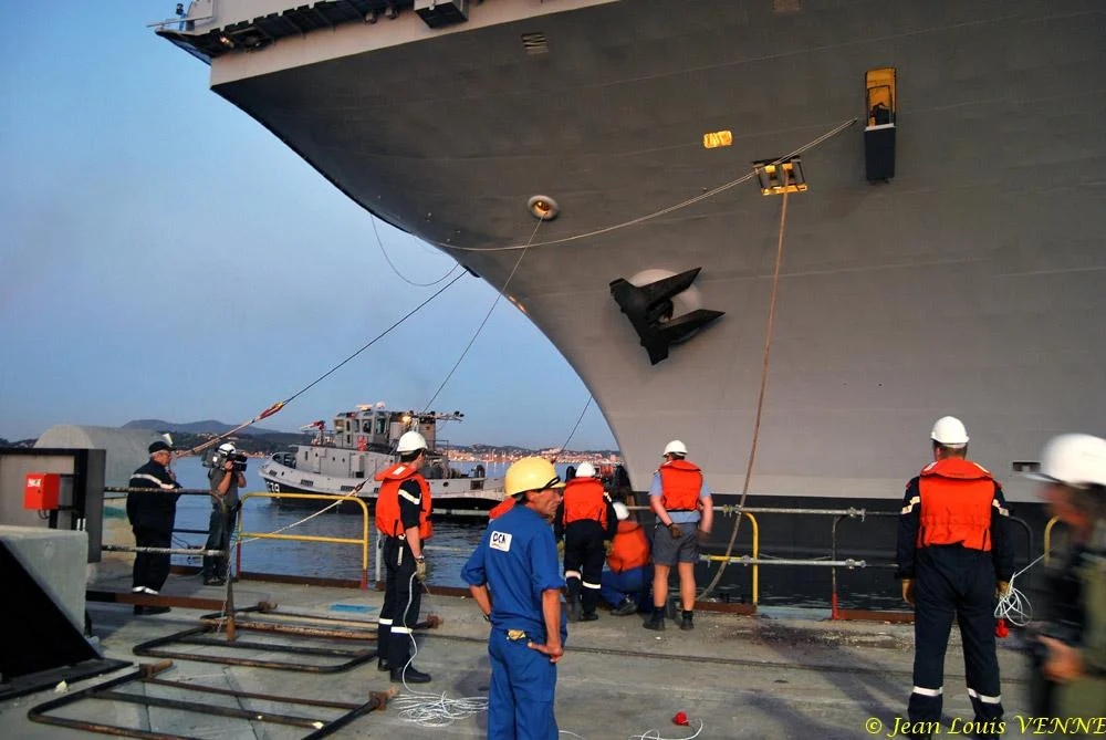 Le Charles de Gaulle sort du bassin