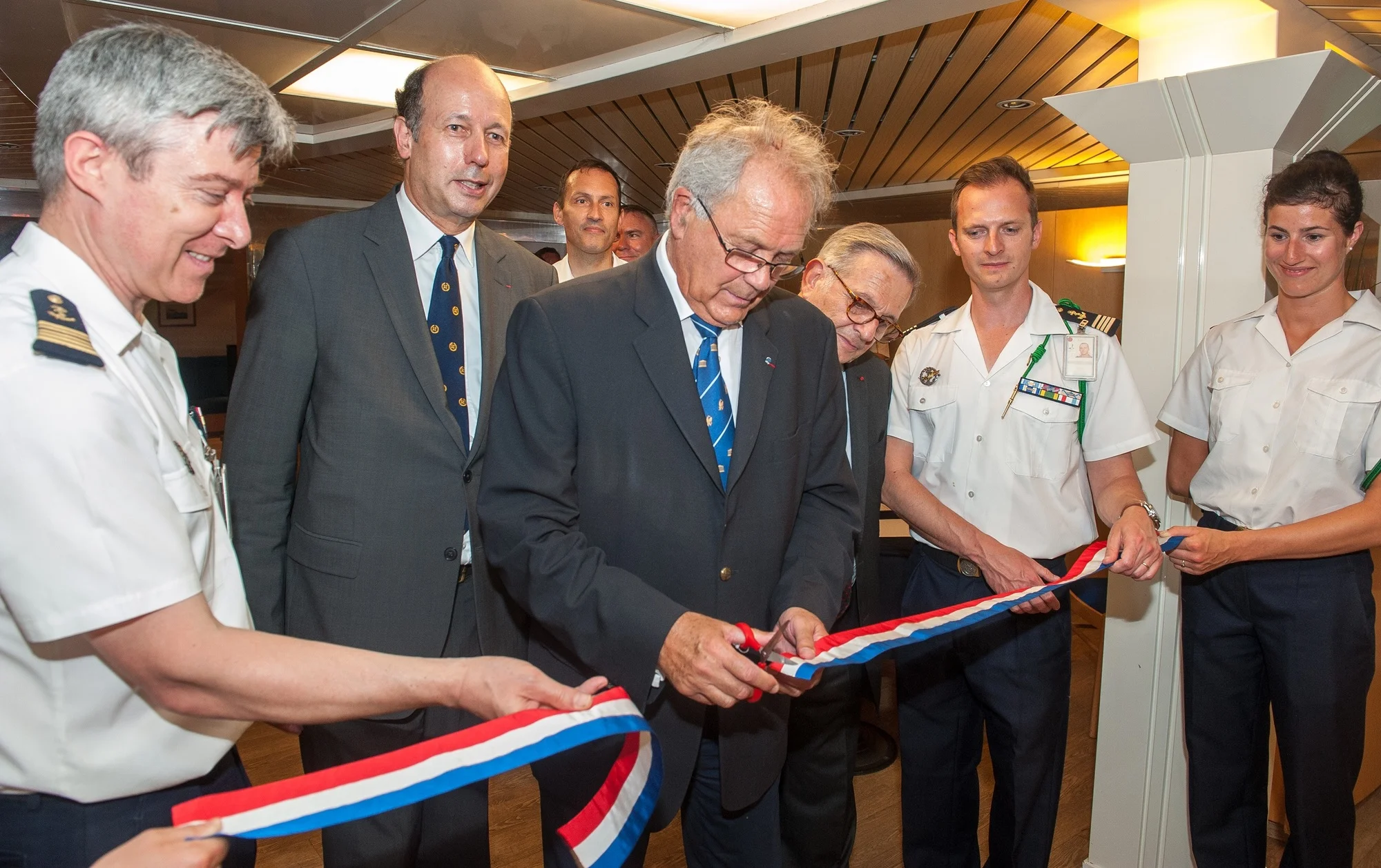 Le président de la fondation inaugure une statue du général de Gaulle à bord du porte-avions