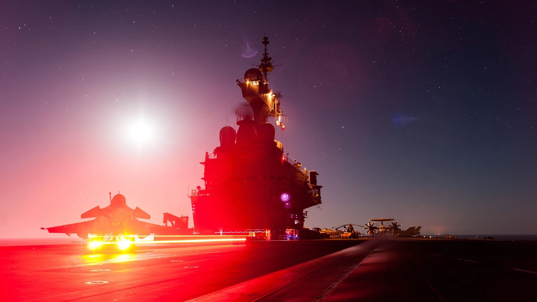 Sur le pont du porte-avions Charles de Gaulle
