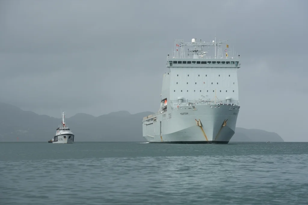 Le bâtiment de débarquement RFA Mounts Bay arrive à Fort-de-France
