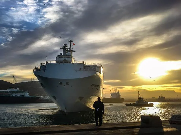 Le porte-hélicoptères Mistral entre dans le port d'Agadir
