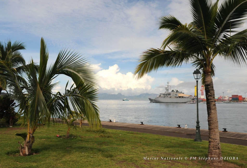 La frégate Prairial arrive à Papeete
