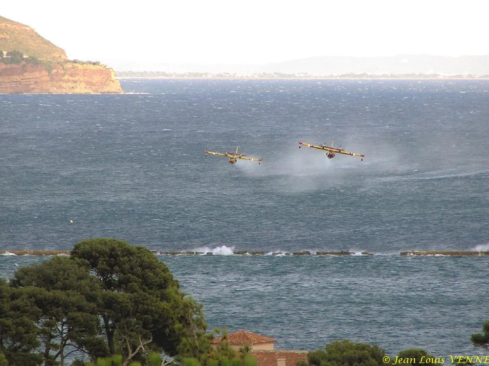 Les Canadairs interviennent au-dessus de Saint Mandrier