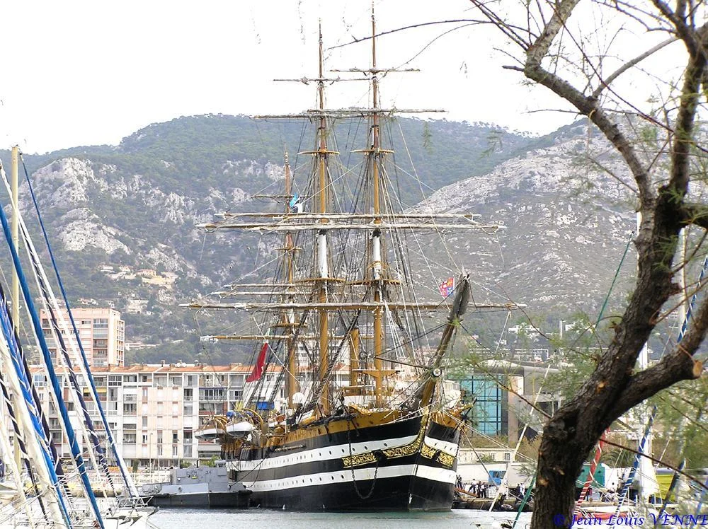 L’Amerigo Vespucci dans le port de Toulon