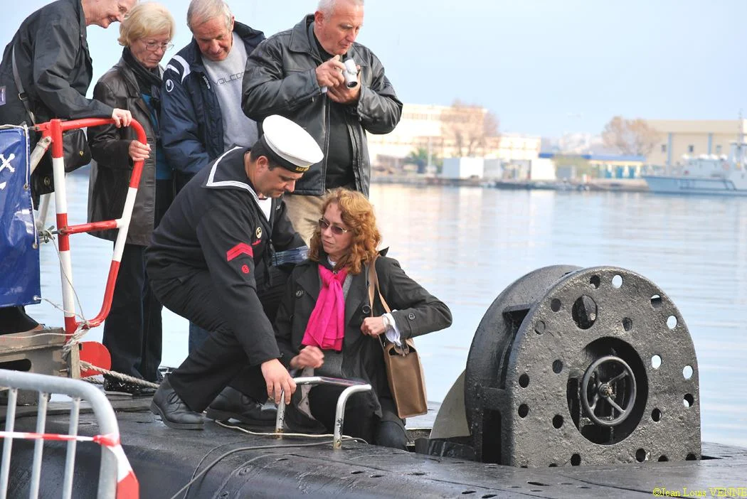 Des visiteurs français montent à bord
