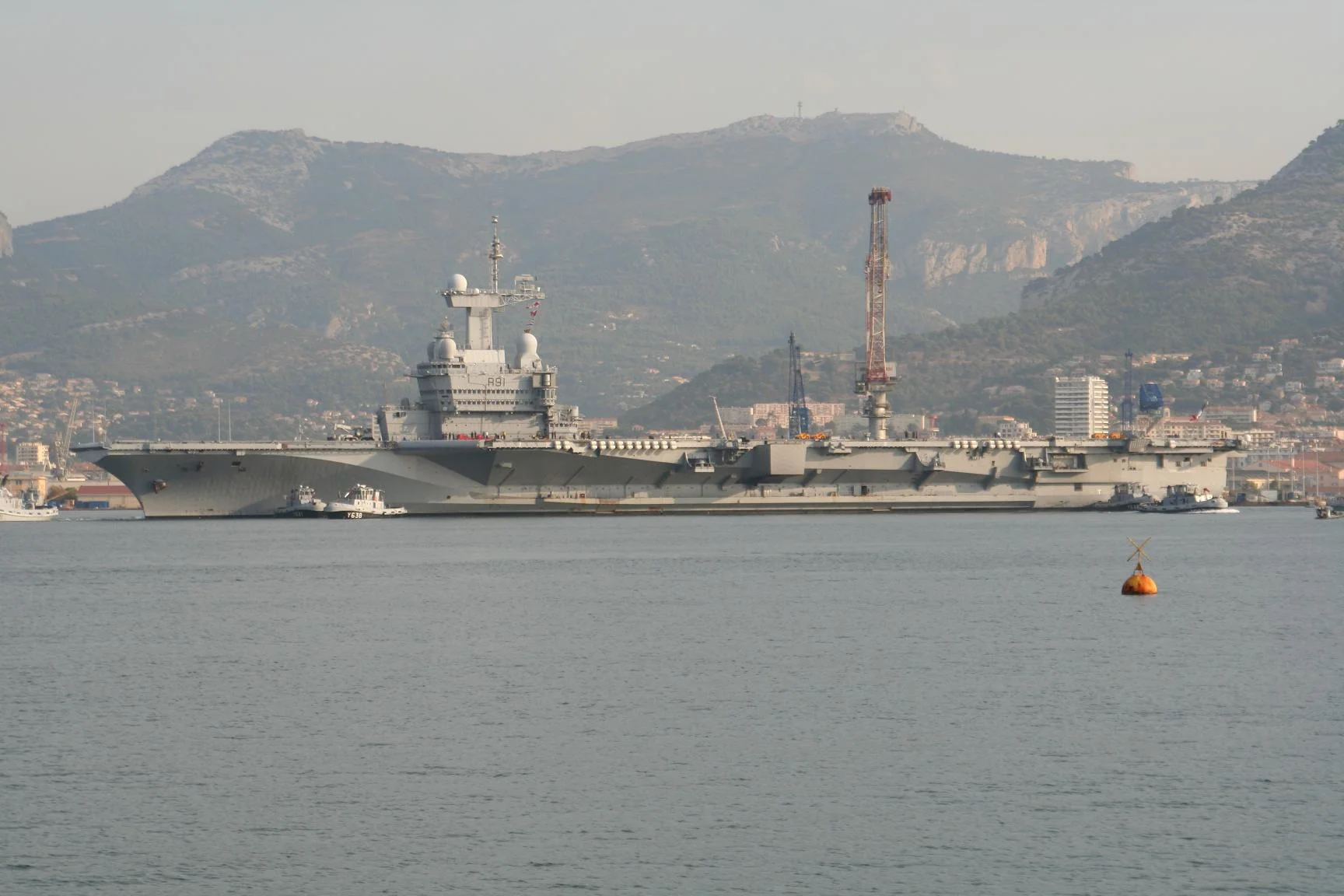 Le porte-avions Charles de Gaulle appareille pour des essais techniques