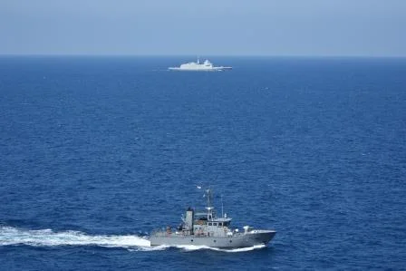 La frégate Auvergne et le patrouilleur libanais Tabarja