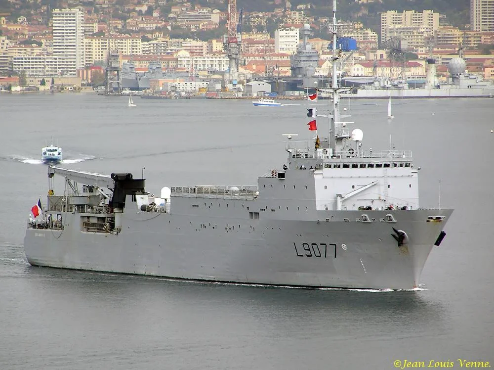 Le Bougainville appareille de Toulon