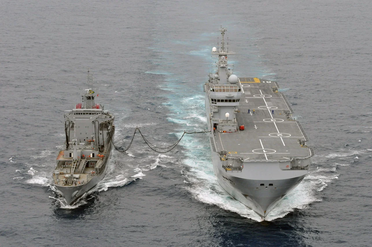 Le BPC ‘Mistral’ se ravitaille auprès du pétrolier brésilien Gastão Motta