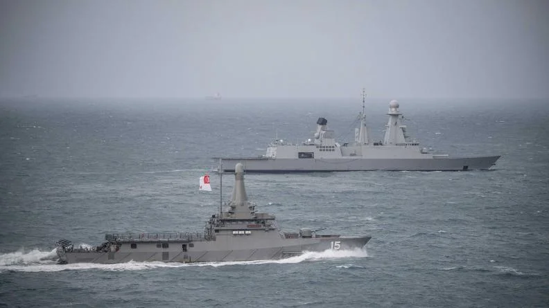 La frégate du groupe aéronaval et le patrouilleur singapourien RSN Independence