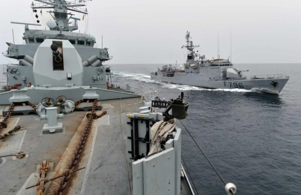 Le Cdt Birot vu depuis la frégate britannique Portland