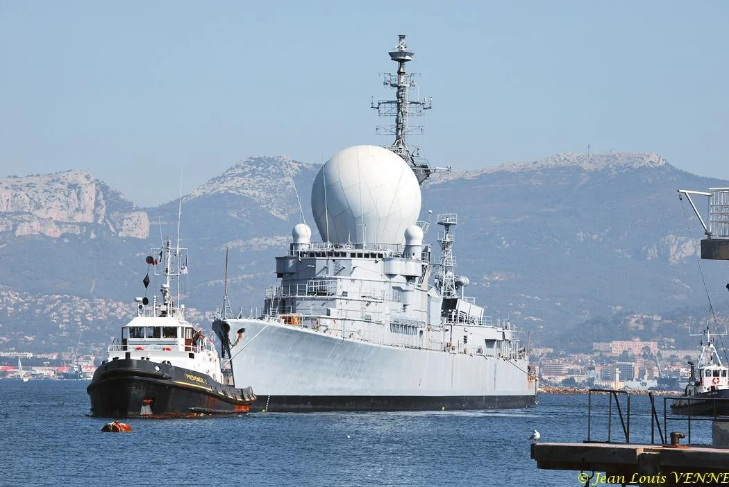 La coque de l'ex-Duquesne positionnée pour protéger le plan d'eau