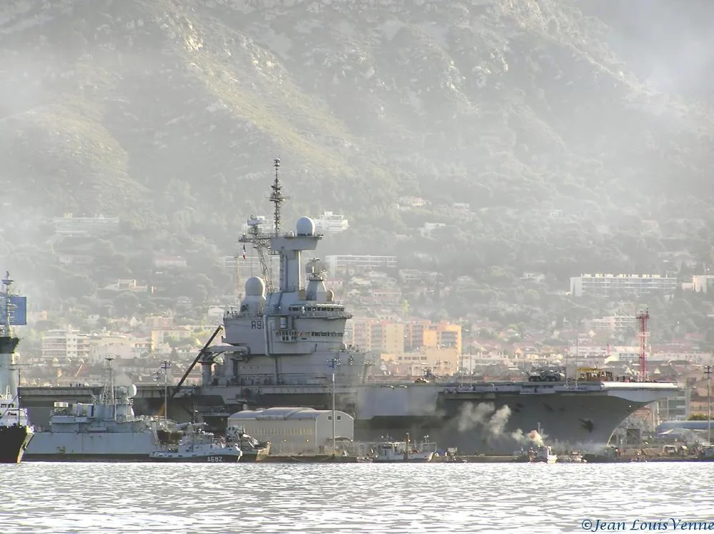 Le Charles de Gaulle entre au bassin