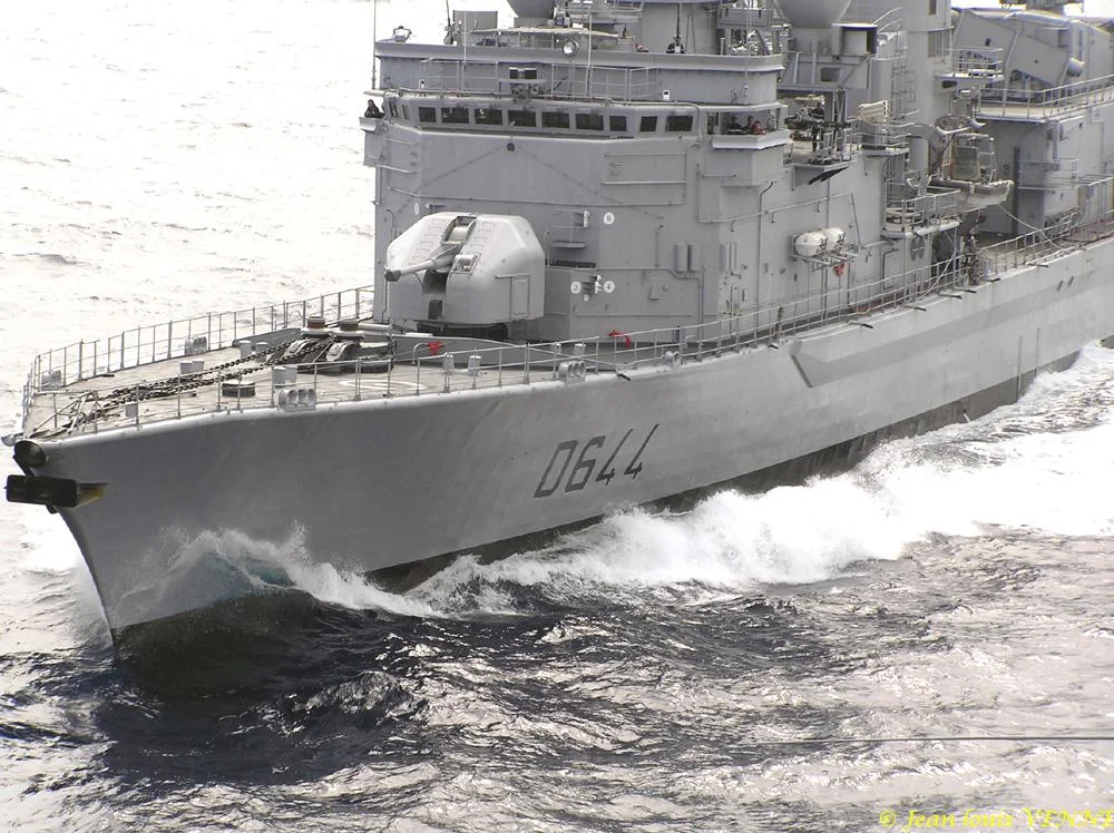 La frégate Primauguet se présente pour un ravitaillement à la mer