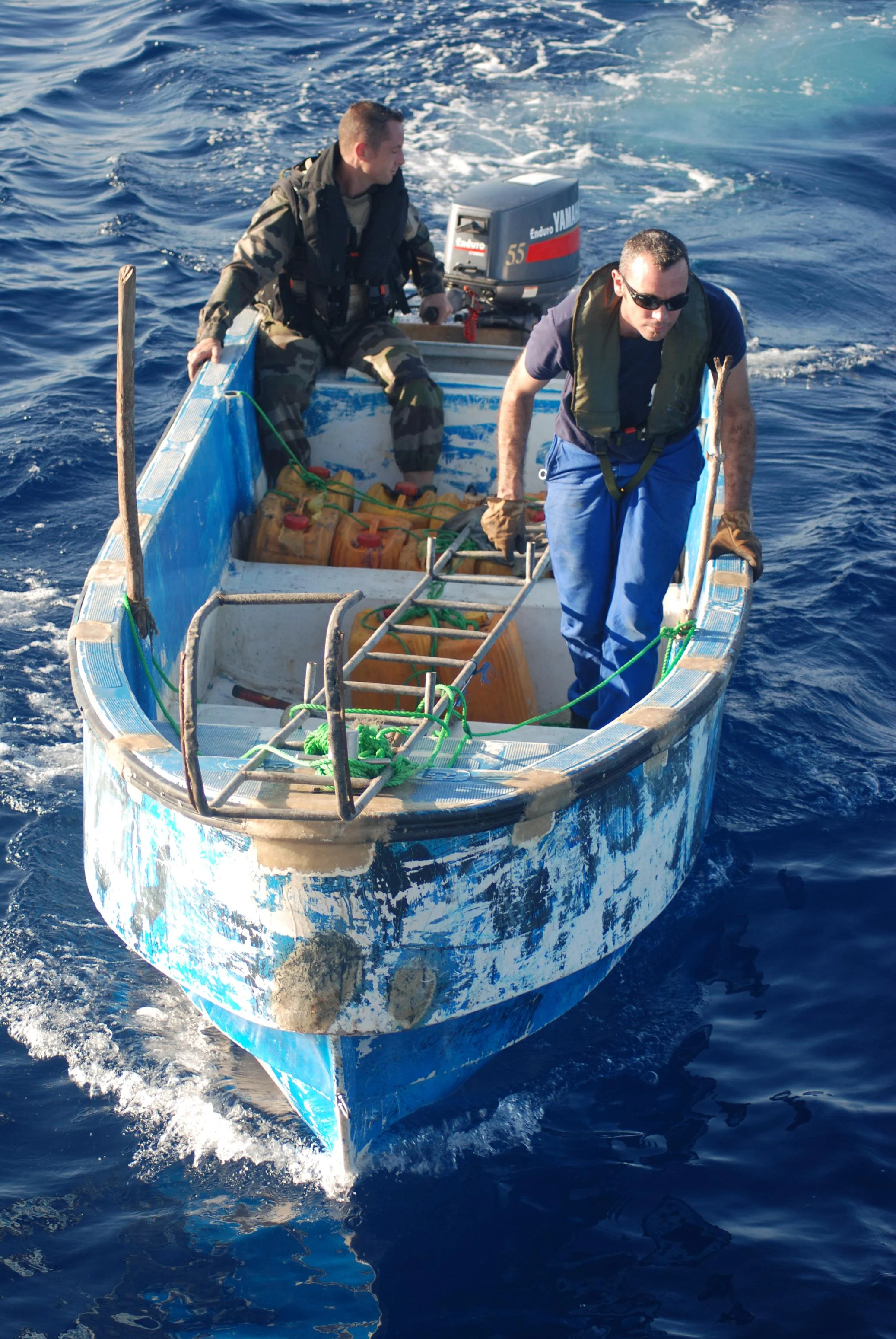 Skiff pris en charge par des membres de l'équipage du Nivôse