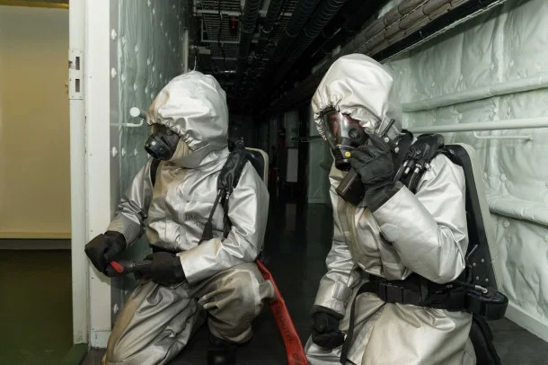 Deux pompiers en intervention lors d'un exercice