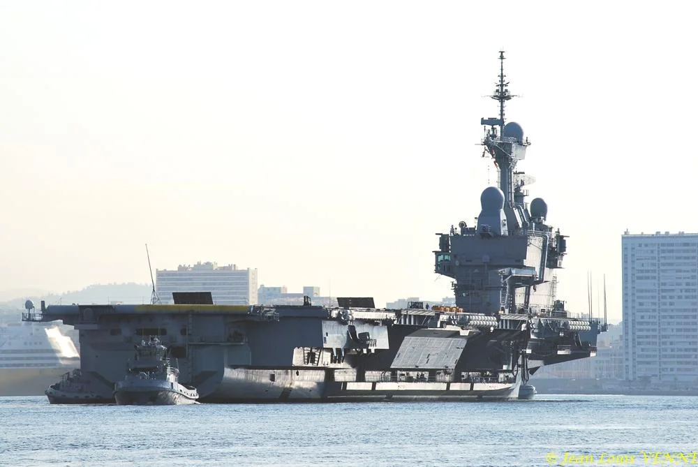 Le porte-avions Charles de Gaulle change de quai