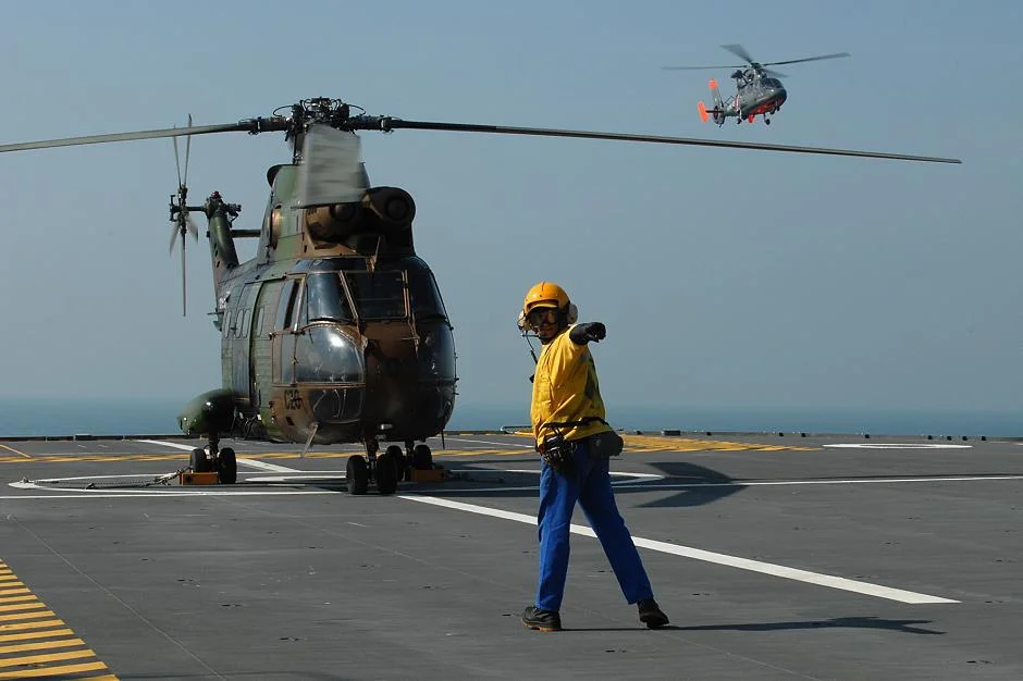 Hélicoptères de l'ALAT se posant sur le Tonnerre