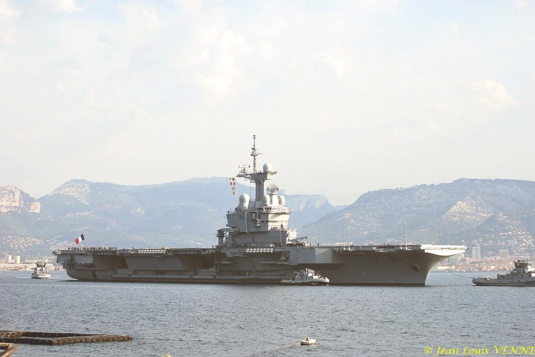 Le porte-avions Charles de Gaulle appareille pour des essais techniques