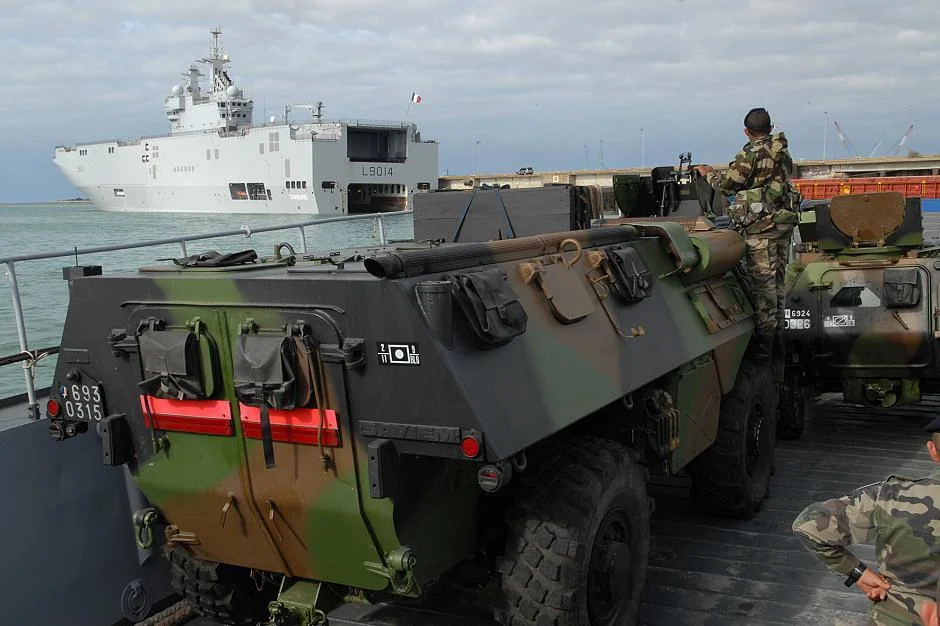 Véhicules de l'armée de terre se disposant à embarquer à bord du Tonnerre