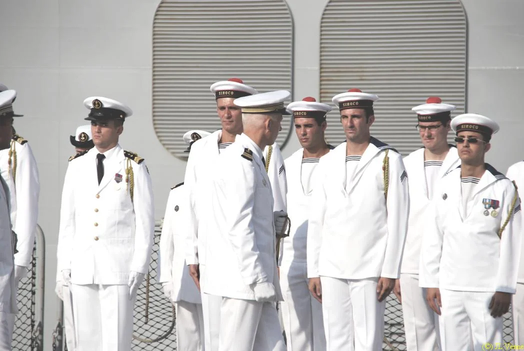 Le nouveau commandant passe l'équipage en revue