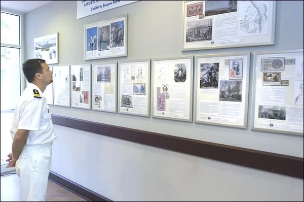 Le commandant du La Fayette visite une exposition