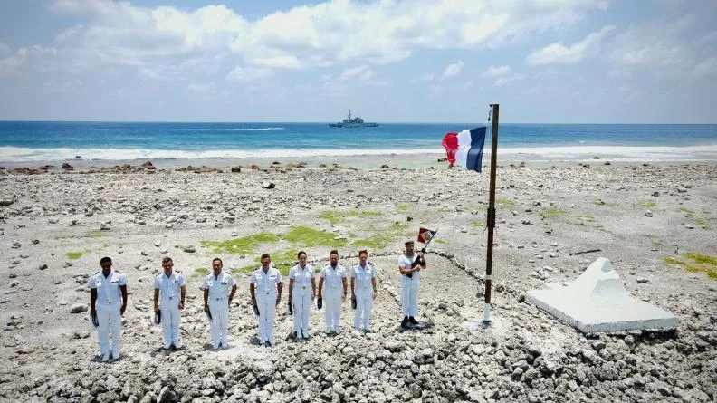 Cérémonie des couleurs sur Clipperton