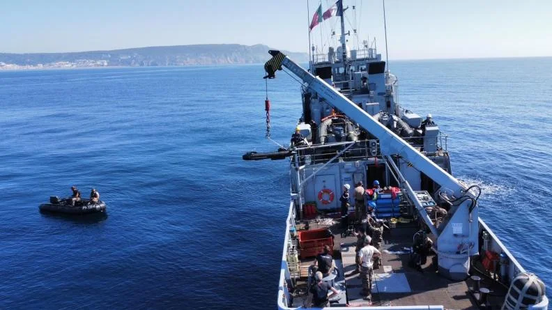 Le bâtiment base de plongeurs démineurs Pluton met à l'eau un drône sous-marin
