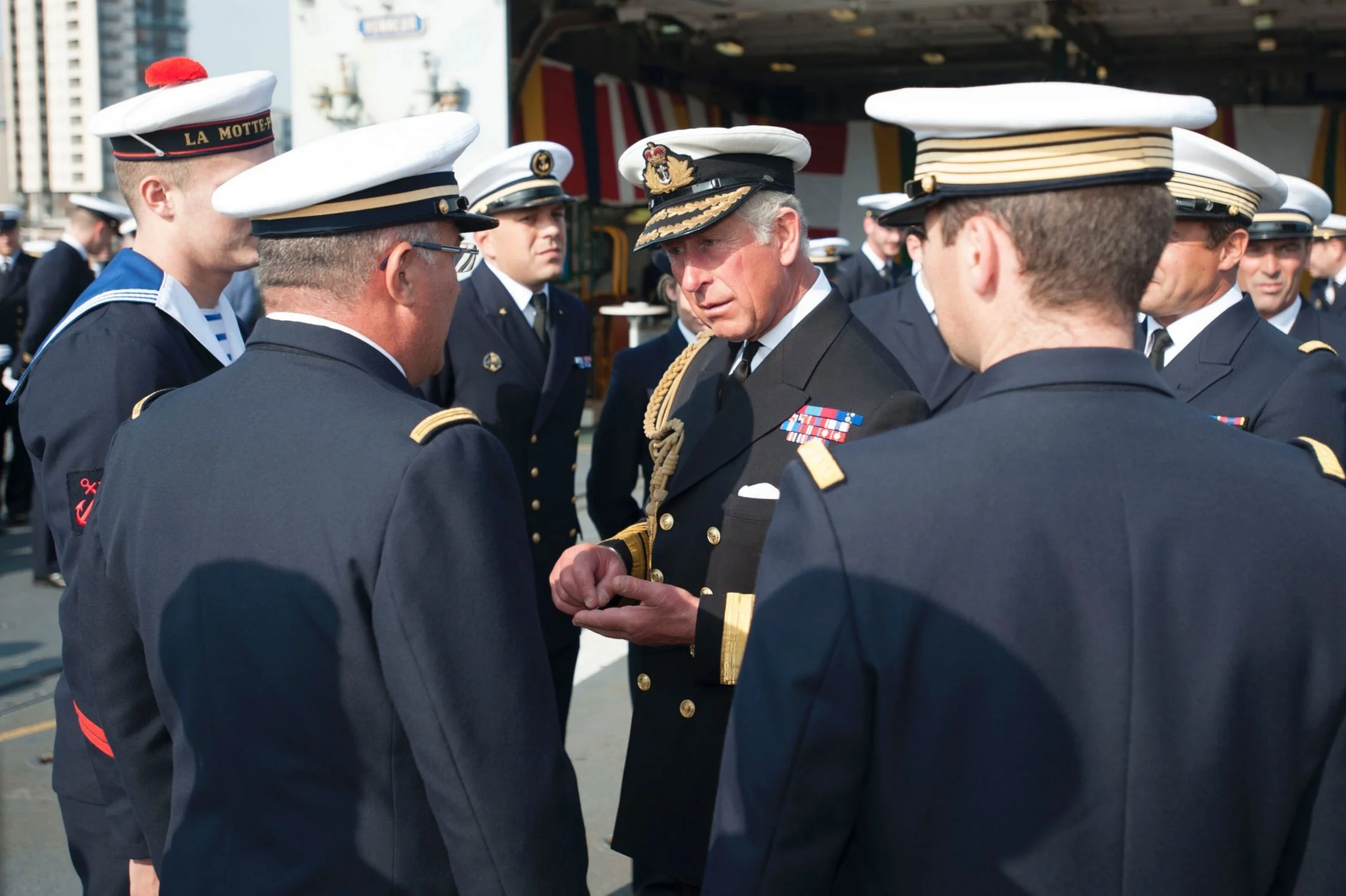 Le prince de Galles discute avec des membres de l'équipage de la frégate La Motte-Picquet