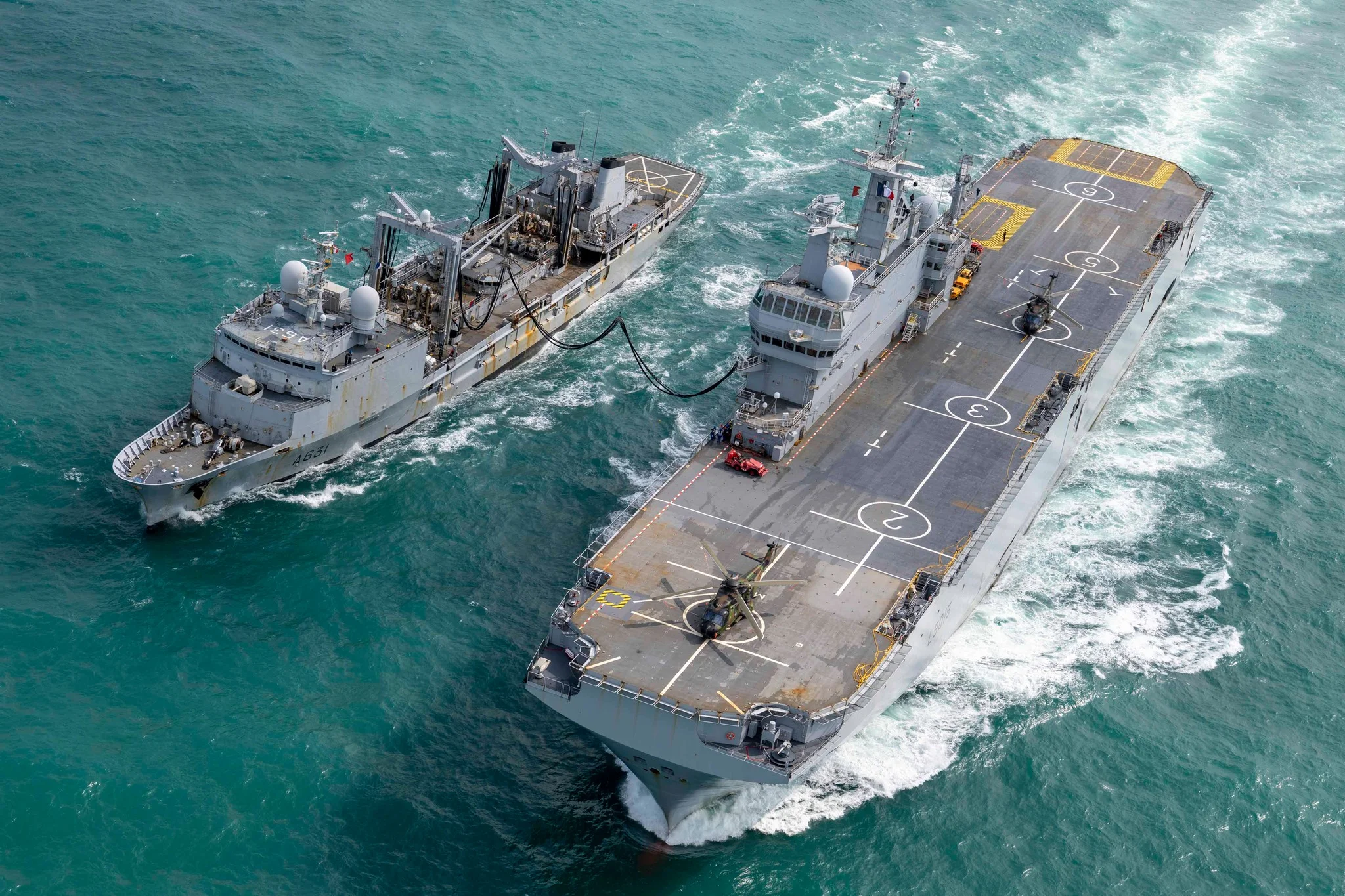 La Somme ravitaille un porte-hélicoptère