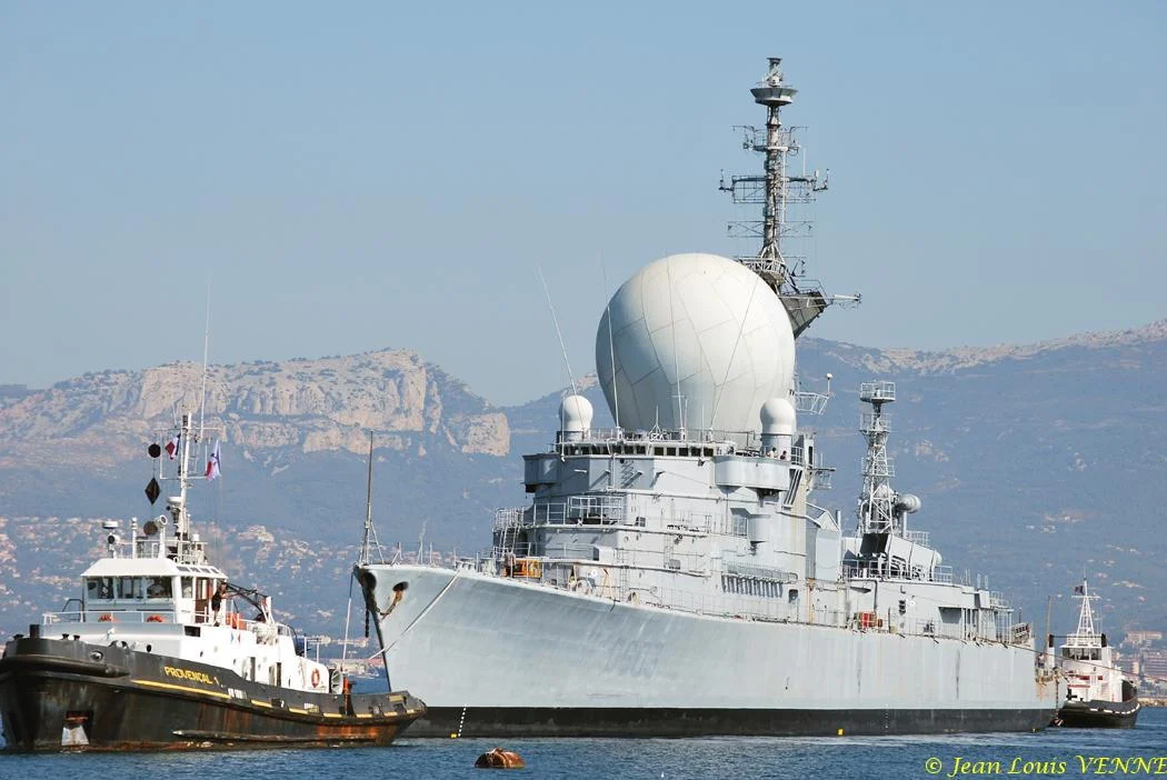 La coque de l'ex-Duquesne positionnée pour protéger le plan d'eau