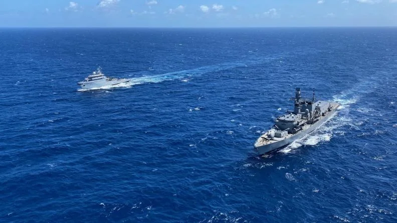 Le Bougainville et la frégate chilienne Lynch