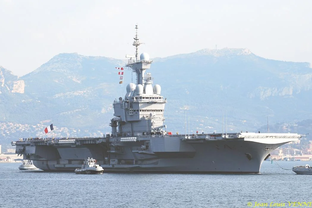 Le porte-avions Charles de Gaulle appareille pour des essais techniques