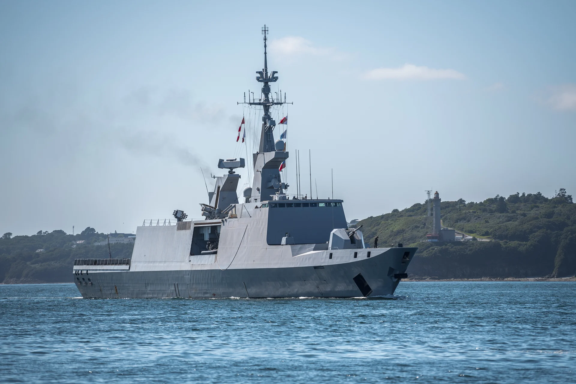 La frégate La Fayette dans le goulet de Brest