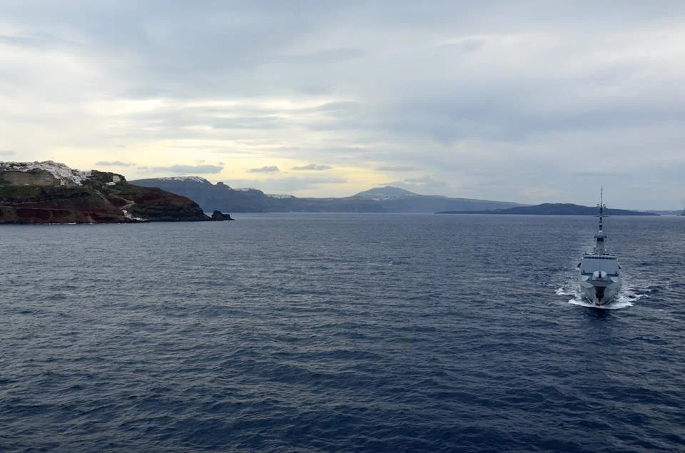 Navigation sulfureuse pour le La Fayette à Santorin