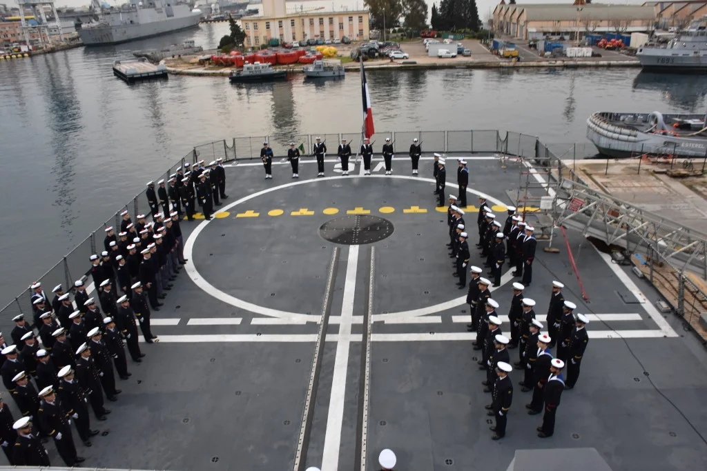 La PMM avec l'équipage de la frégate Auvergne pendant la signature
