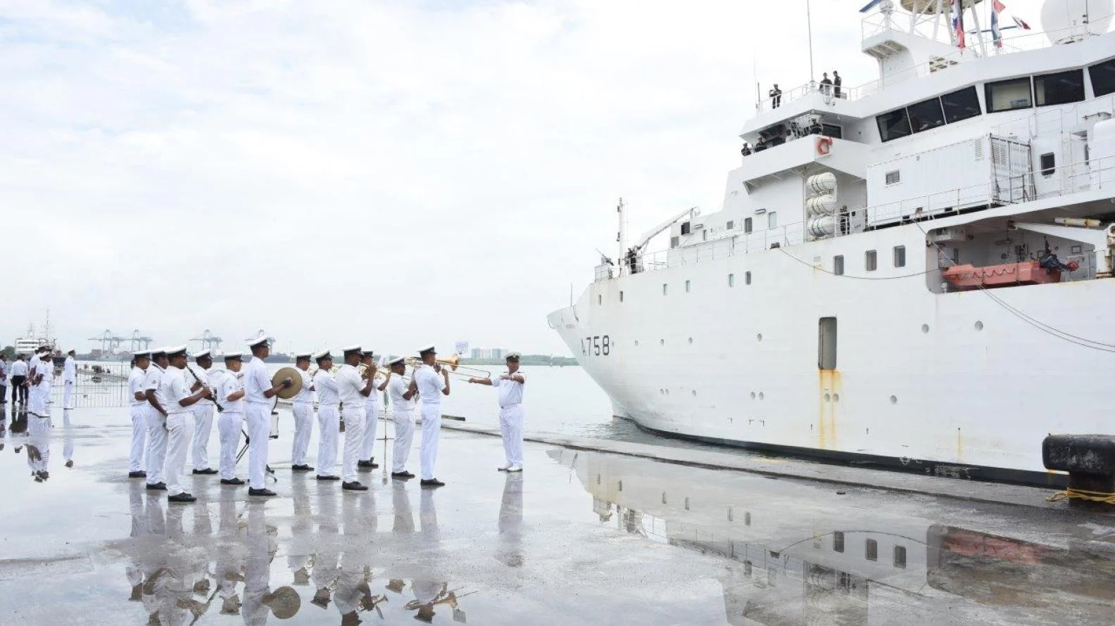 Un orchestre de la marine indienne accueille le Beautemps-Beaupré